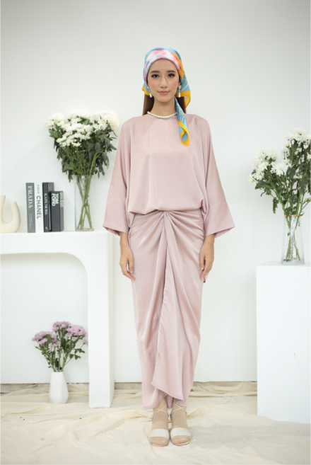 Noura in Pink Peach