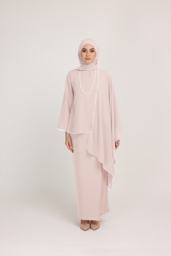 Dinda Sand with lace shawl
