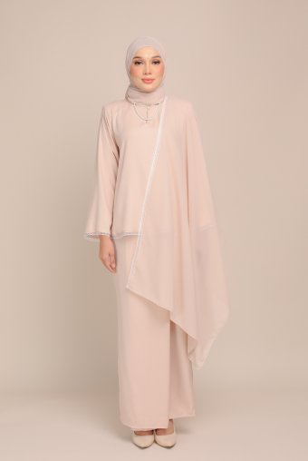 Dinda Sand with lace shawl