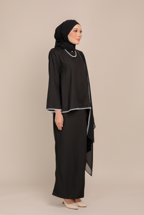 Dinda Black with Lace Shawl